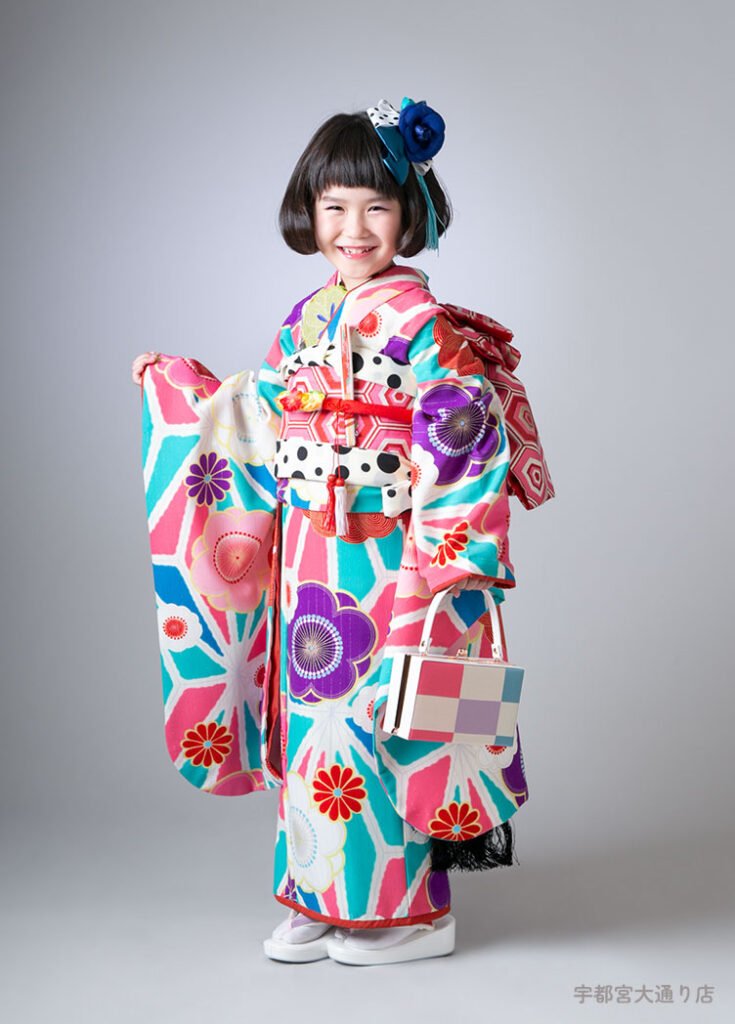 七五三７歳：タコヤキレインボーコラボのカラフルな着物を着た7才の女の子。