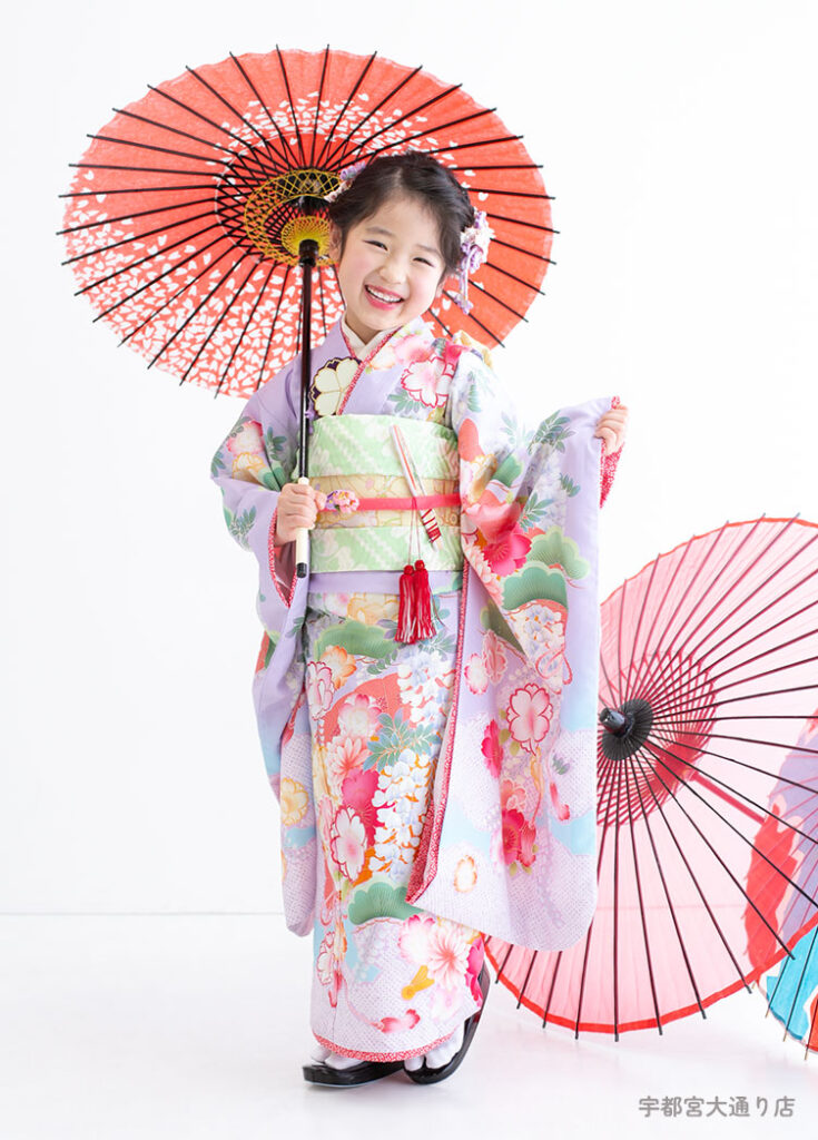 七五三７歳着物：淡いパープルの着物に若葉色の帯が爽やかな組み合わせの７才の女の子。