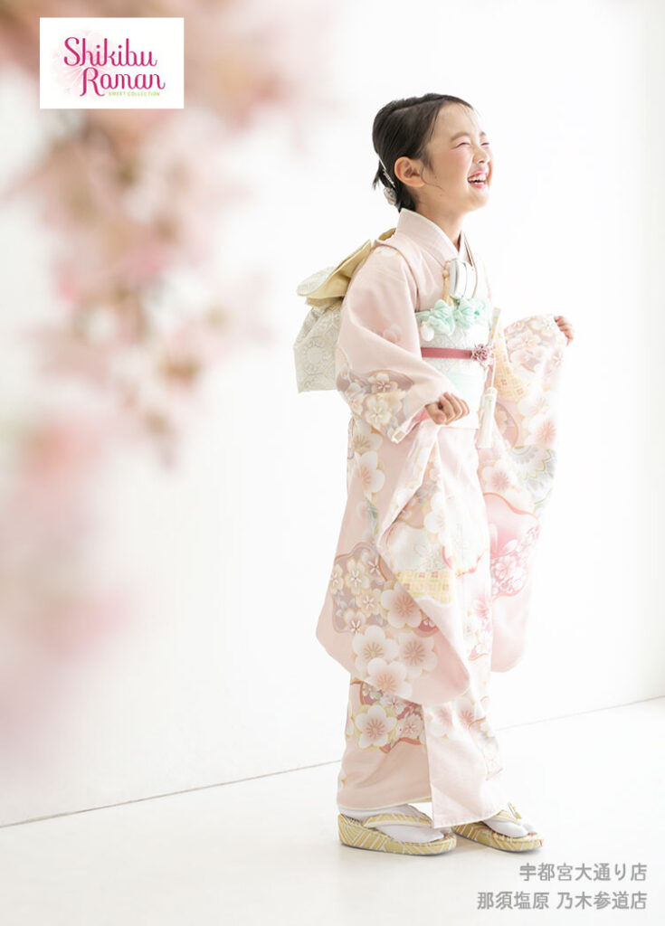 七五三７歳着物：桜柄の淡いピンクがオトナっぽい着物を着た７才の女の子。