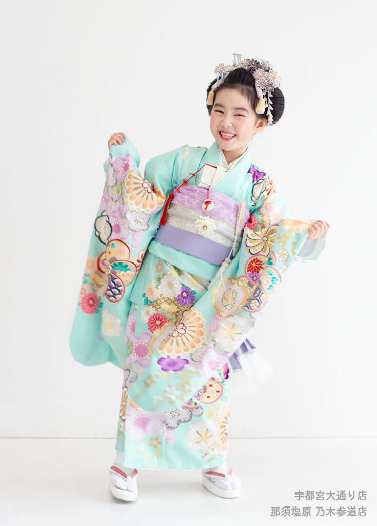 七五三７歳着物：日本髪でペールエメラルドグリーンの着物を着た７才の女の子。