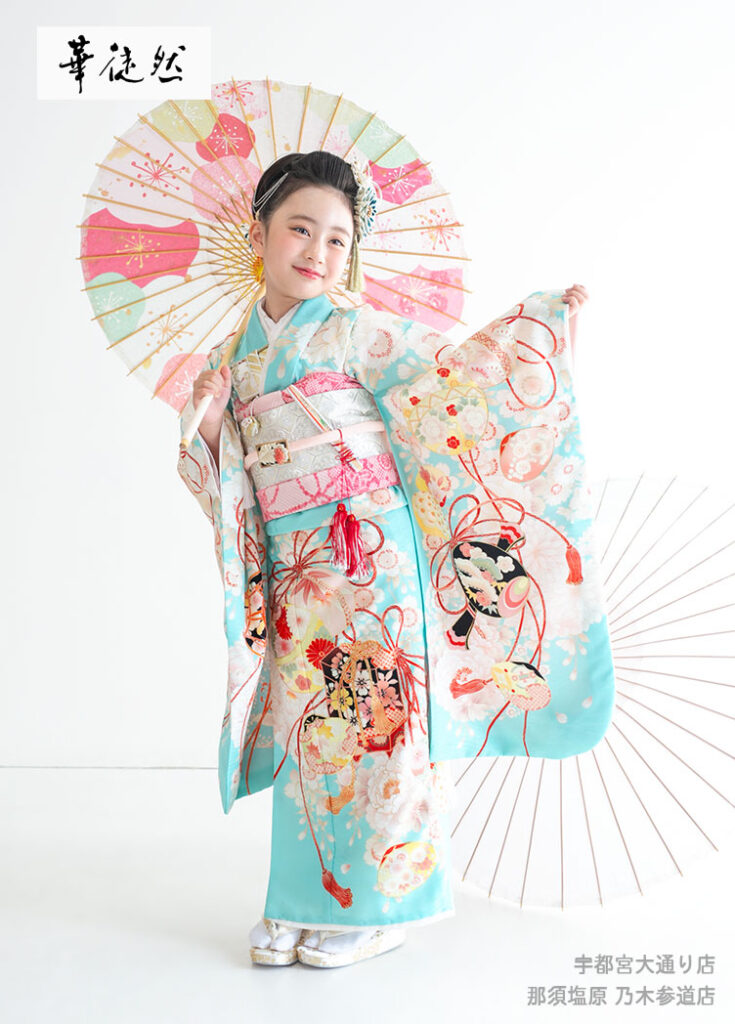 七五三７歳着物：水色の豪華な新作着物を着た７才の女の子。