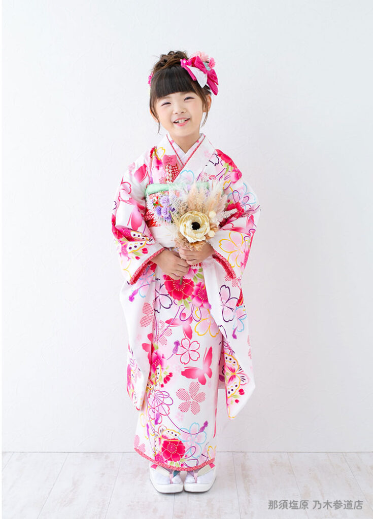 七五三７歳着物：かわいいピンクの着物を着た７才の女の子。