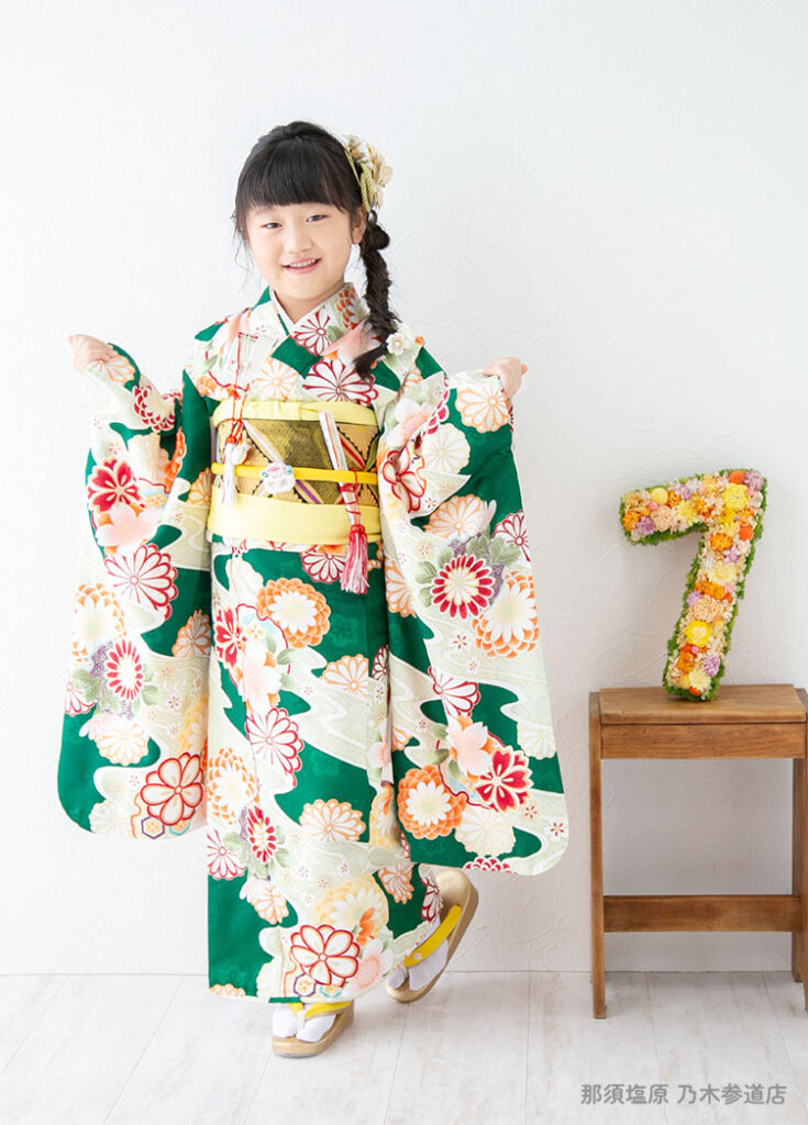 七五三７歳着物：キレイなグリーンに白い花模様の着物を着た７才の女の子。