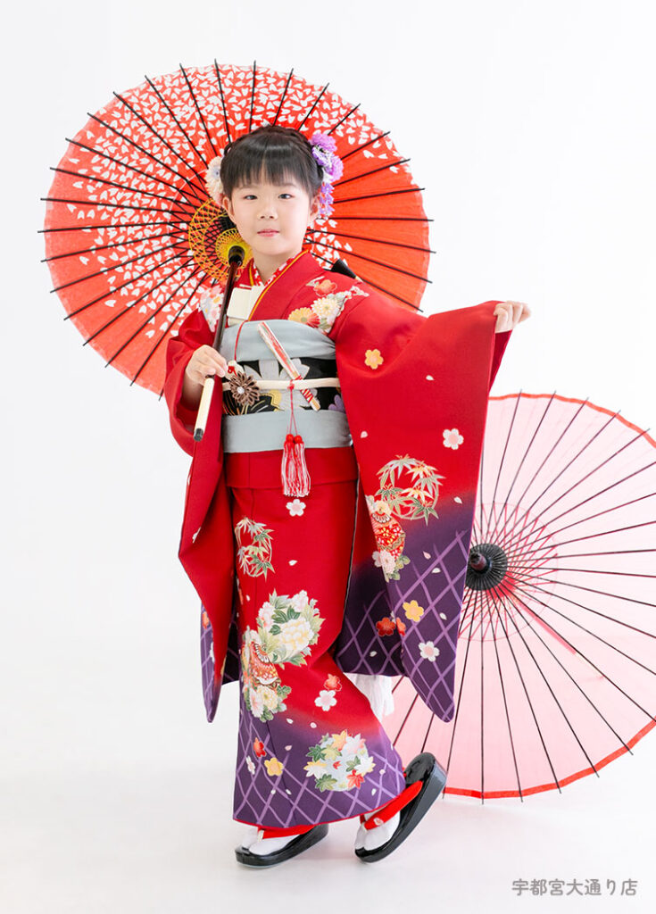 七五三７歳着物：和傘をさす赤い着物を着た７才の女の子。