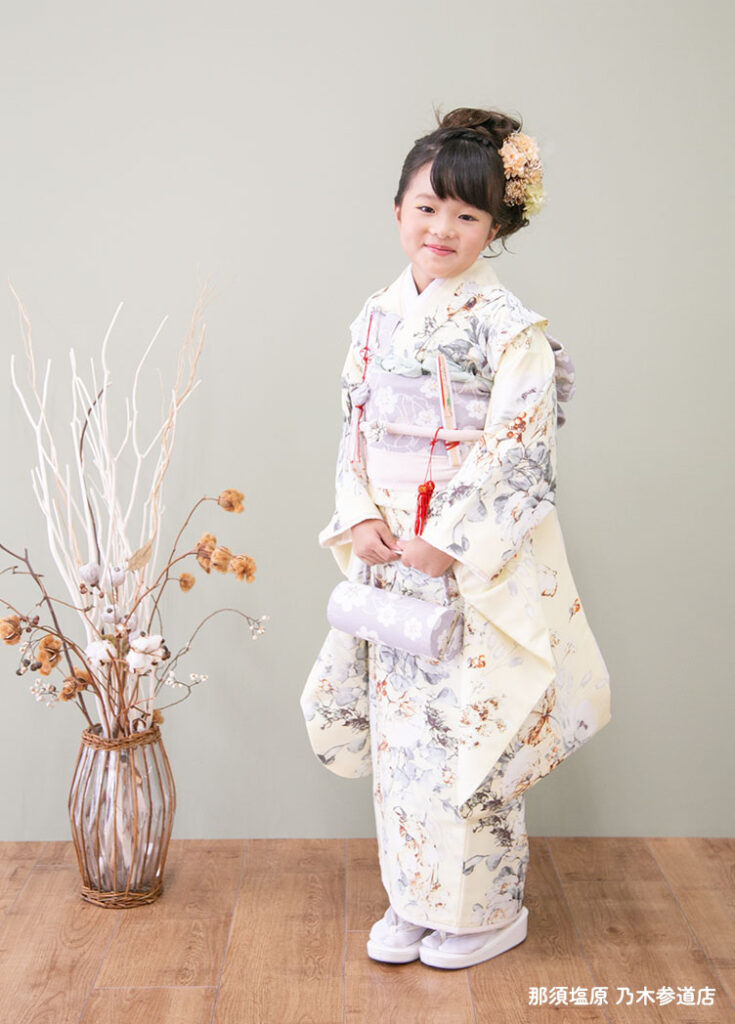 七五三７歳：白い花柄の着物を着た7才の女の子。