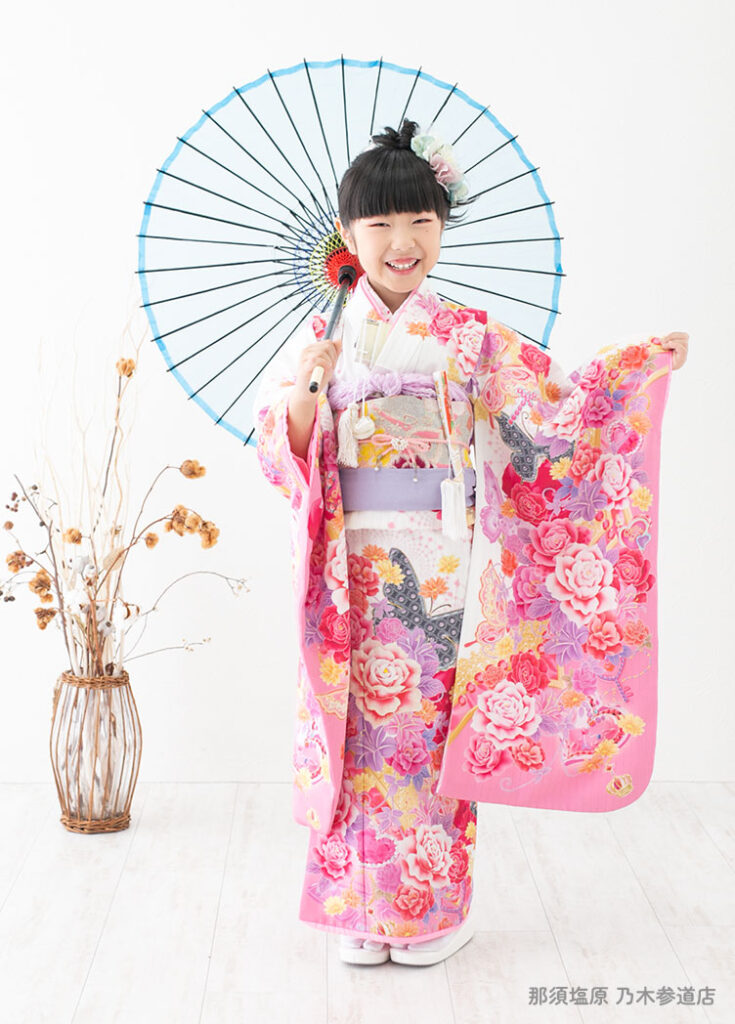 七五三７歳：ピンクのバラの着物を着た7才の女の子。