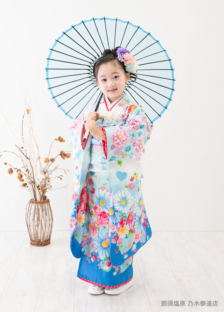 七五三７歳：青いバラ柄の着物を着た7才の女の子。