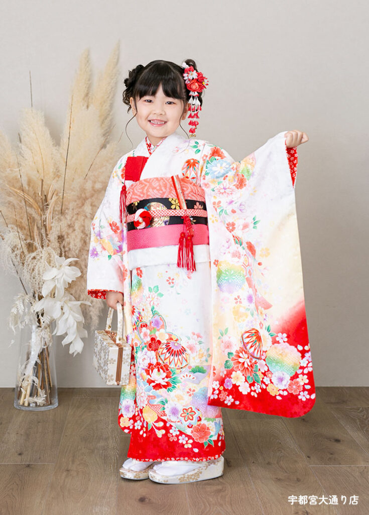 七五三７歳着物：白に赤い毬模様が入った着物を着た７歳の女の子。
