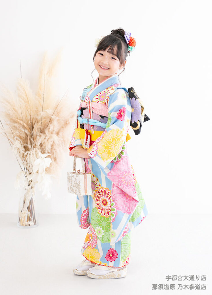 七五三７歳着物：水色にくっきりとカワイイ花模様の着物を着た７才の女の子。