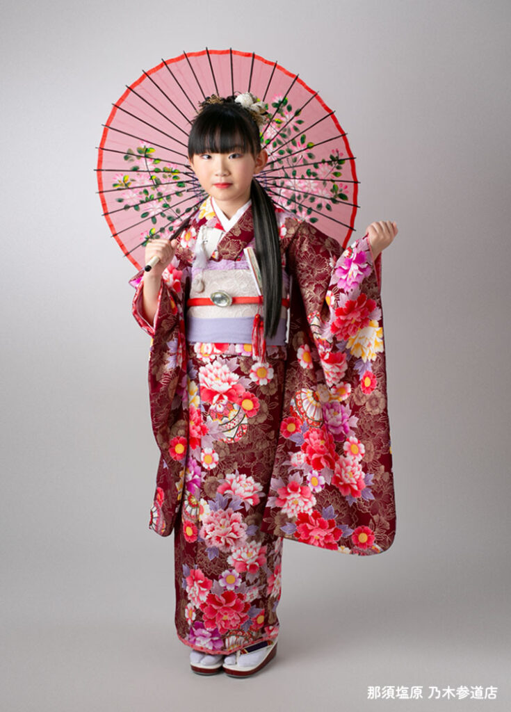 七五三７歳着物：大人っぽい紫の花柄の着物を着た７才の女の子。