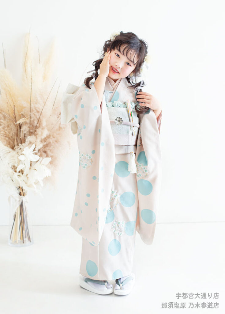七五三７歳：白に水色ドット柄の着物を着た7才の女の子。