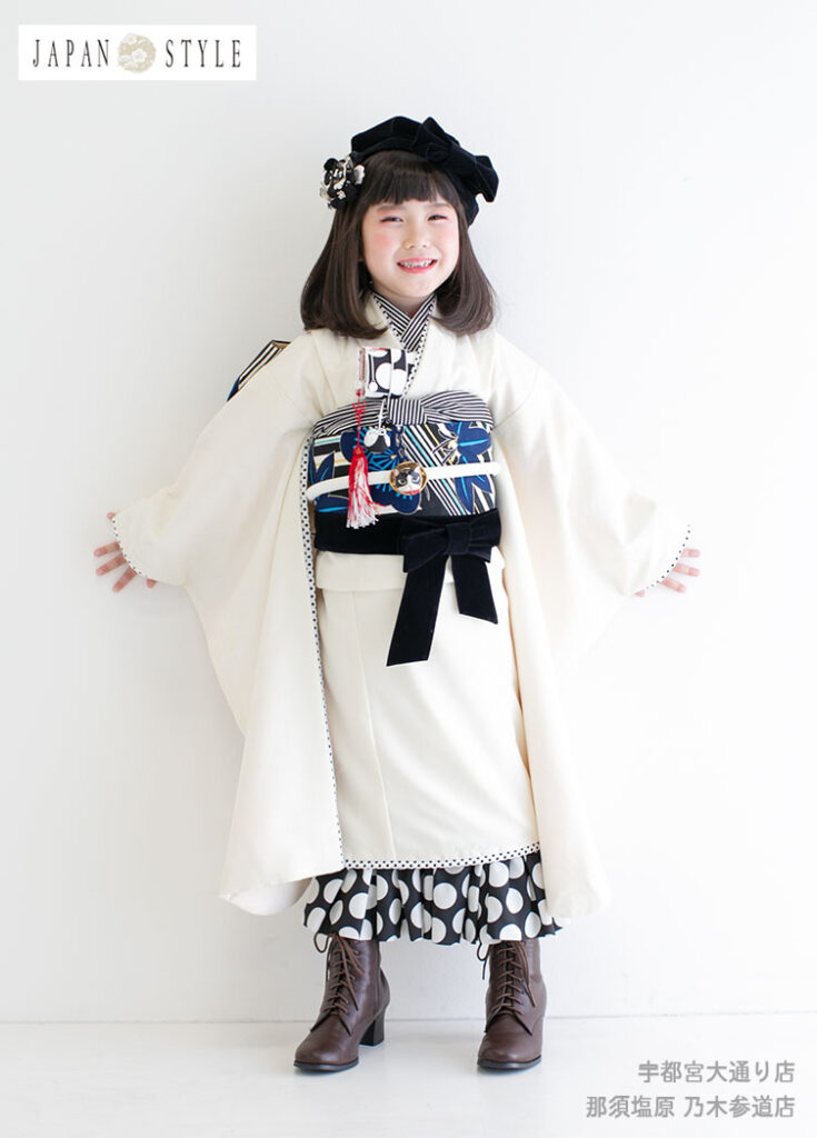 七五三７歳：ドットのペチコート付きの白い着物を着た7才の女の子。