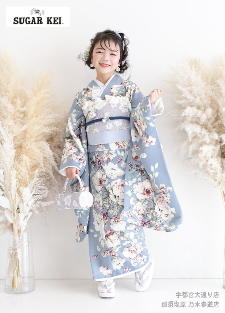 七五三７歳：ブルーのシュガーケイの着物を着た7才の女の子。