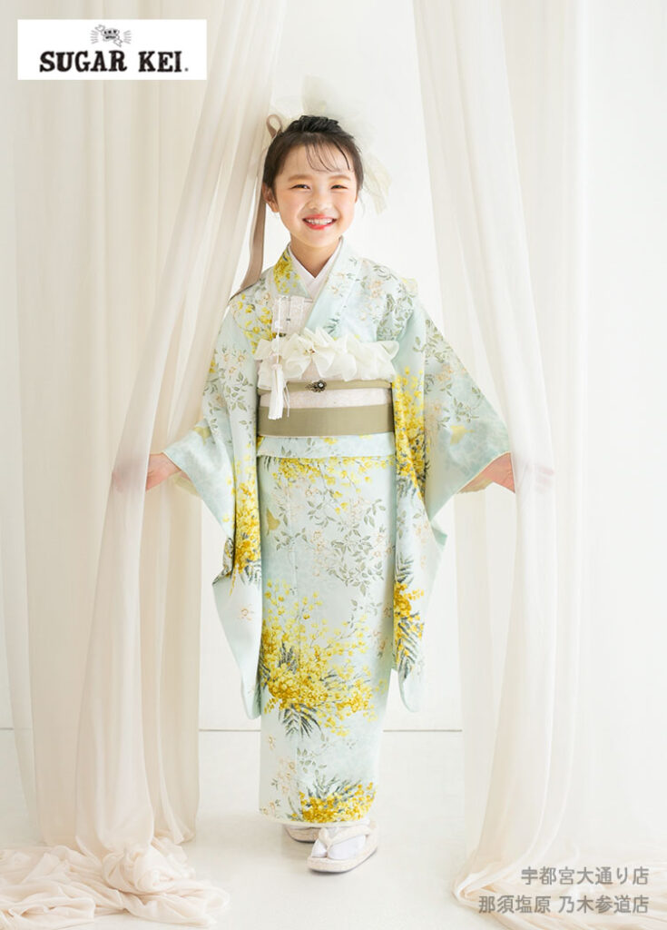 七五三７歳：ミモザ柄のシュガーケイの着物を着た7才の女の子。