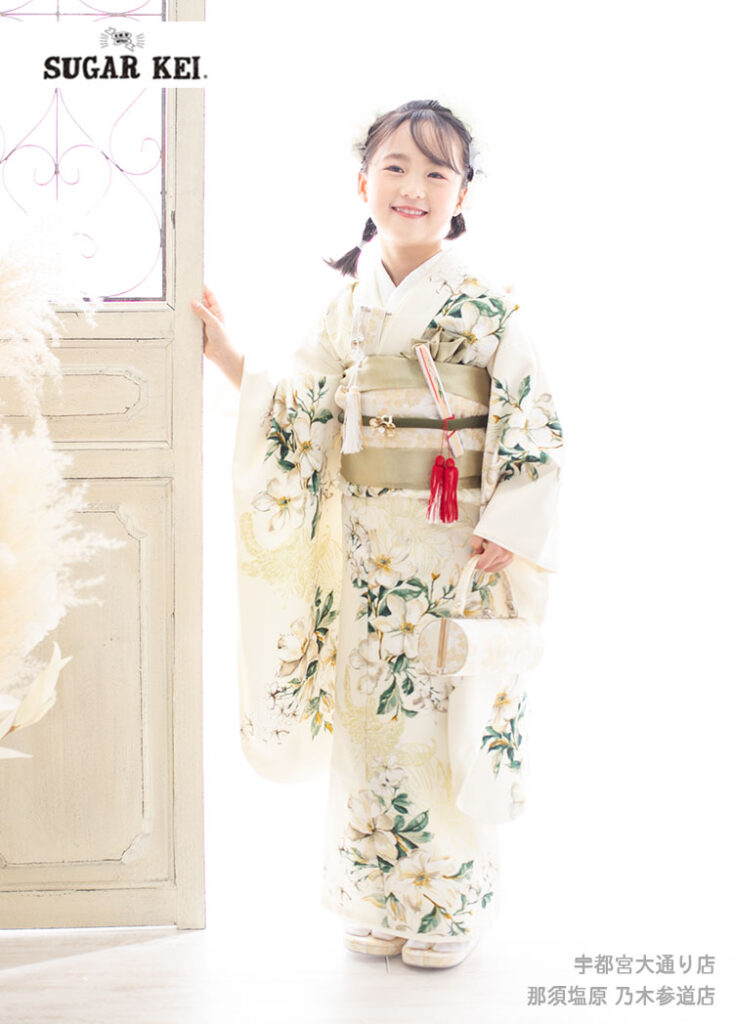 七五三７歳：白に百合模様のシュガーケイの着物を着た7才の女の子。