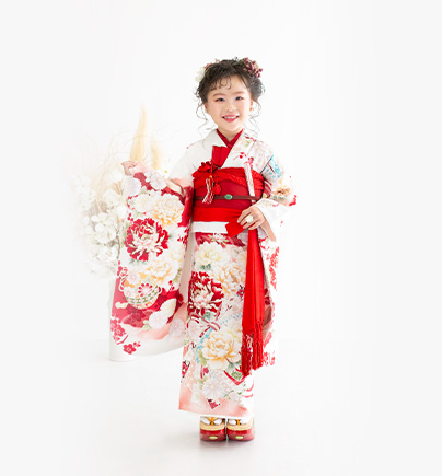 七五三７歳着物：白地に赤い花が描かれたレトロでかわいい7歳女の子の着物。