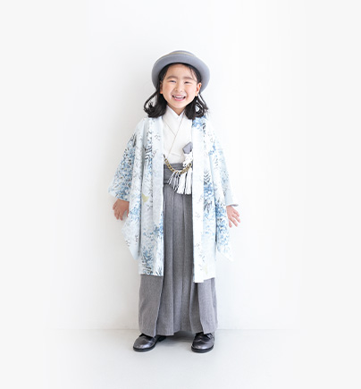 七五三５歳：涼し気なブルーでまとめられたシュガーケイのミモザ柄の着物を着た５才の男の子。