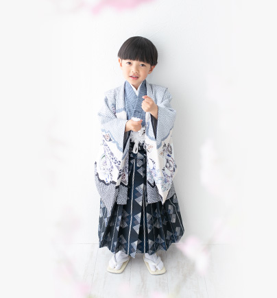 七五三５歳：水色の絞り柄の古典的な着物を着た5才の男の子。