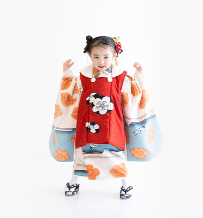 七五三３歳：富士山が描かれたモダンな柄のモダンアンテナの着物を着た3才の女の子。