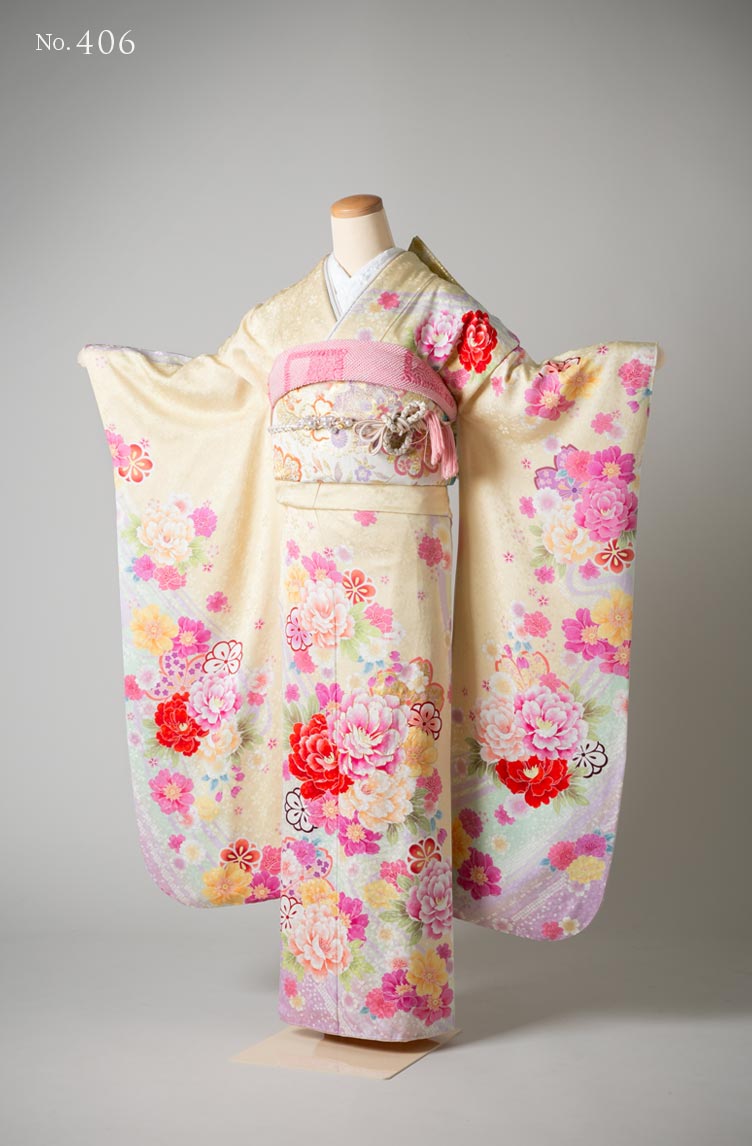 振袖レンタル：淡い黄色とピンクの花がかわいい振袖。