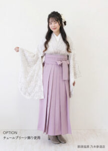 白いレースとチュールの組み合わせがかわいい雰囲気にさせる卒業袴のコーディネート