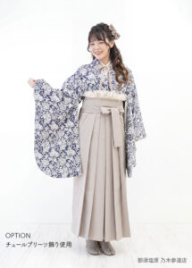 襟元のリボンがかわいい、ガーリーにまとめた卒業袴のコーディネート