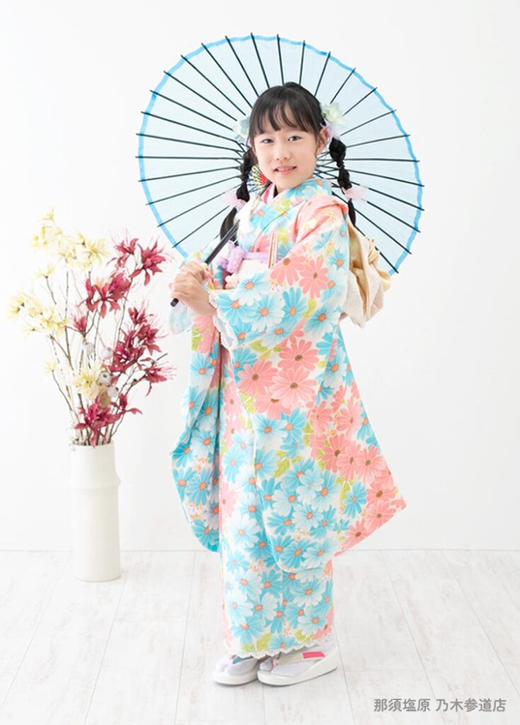 七五三７歳：水色のガーベラ柄の着物を着た7才の女の子。