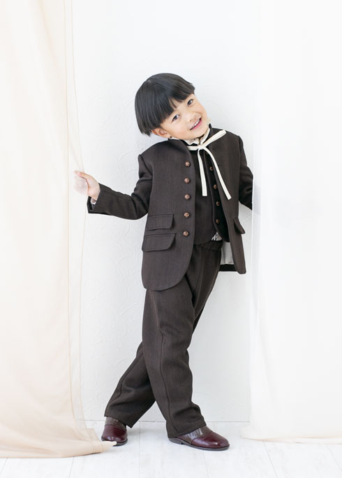 七五三：ダークブラウンの3ピーススーツを着た5歳の男の子。
