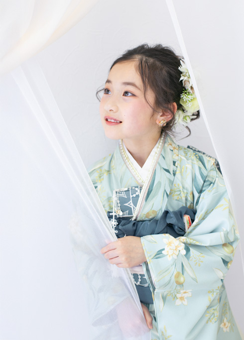 七五三：新作のオリーブ柄のモダンな着物を着た７歳の女の子。