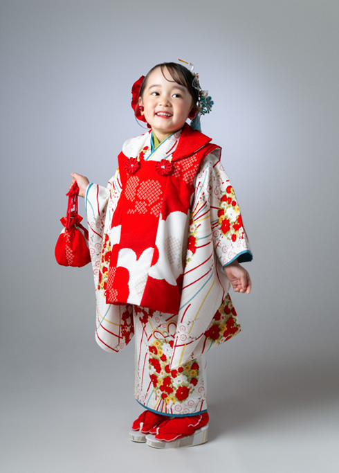 七五三：紅白のローリーズファームの着物を着た3歳の女の子。