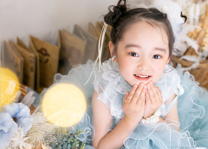 七五三：シュガーケイデザインのフリルドレスを着た3歳の女の子。