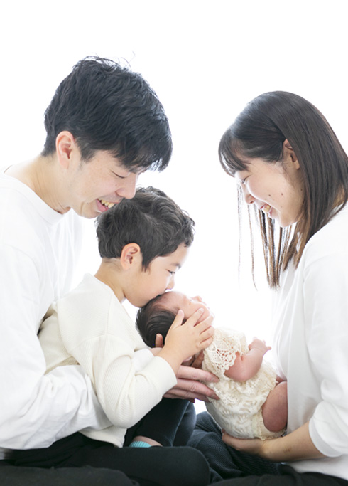 ニューボーン：パパママお兄ちゃんに歓迎される新生児。