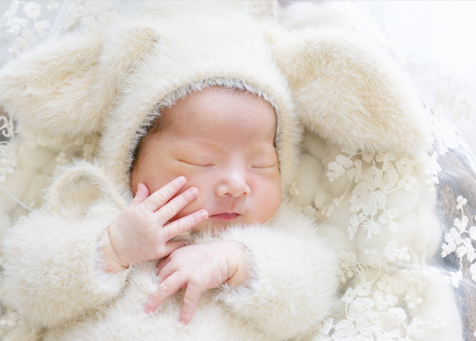 ニューボーン：ウサギのコスチュームをまとってすやすや眠る新生児。