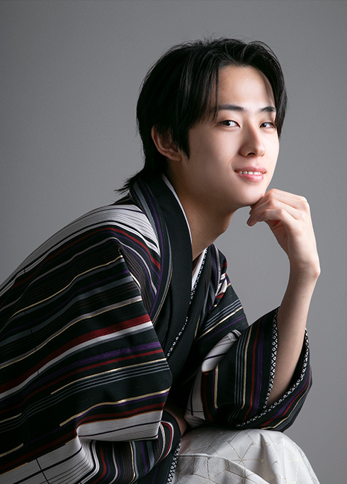 成人式：モダンな羽織を着て微笑んでいる二十歳の男性