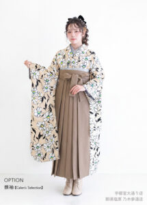 ガーリーな花柄がふんだんに施された可愛らしい振袖を使用した卒業袴コーディネート