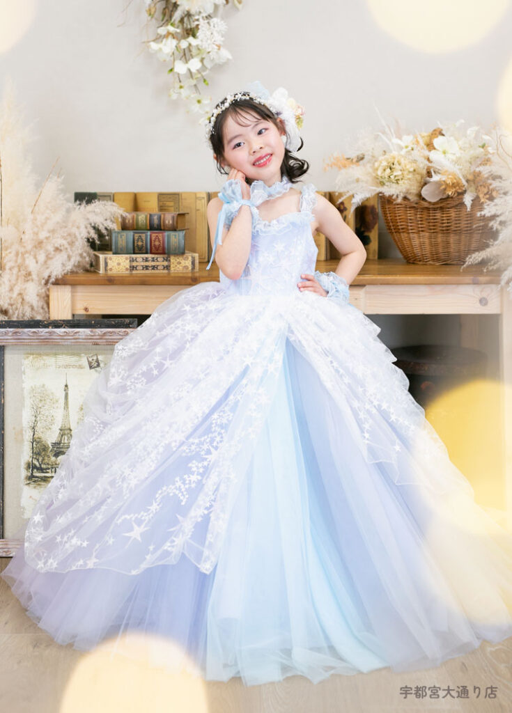 七五三７歳ドレス：水色の星柄のドレスを着た7才の女の子。