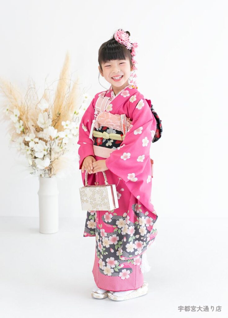 七五三７歳着物：ピンクの古典柄の着物を着た７才の女の子。