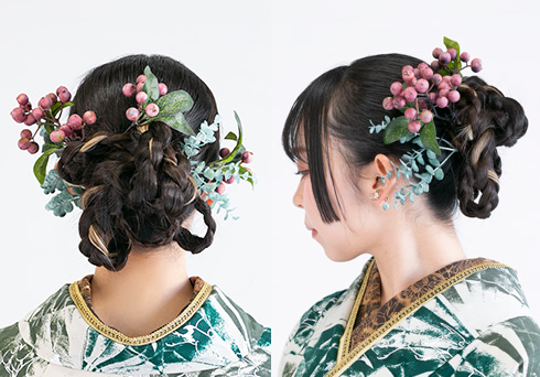 ヘアアレンジ：三つ編みをまとめた個性的なヘアにナチュラルな草花の髪飾りを合わせた成人式ヘアアレンジ
