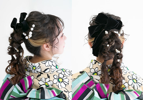ヘアアレンジ：ふわっとまとめた編みおろしに大きなパールとベロアのリボンを合わせたキュートな成人式ヘアアレンジ