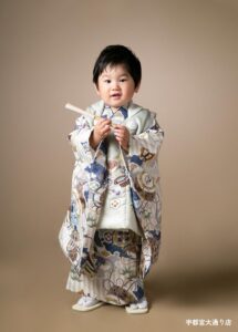 七五三３歳：淡いグリーンの被布着物を着た3才の男の子。