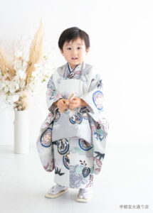 七五三３歳：白の古典柄の被布着物を着た3才の男の子。