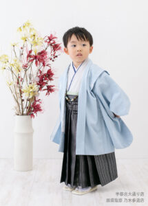 七五三３歳：白に水色の羽織の着物を着た3才の男の子。