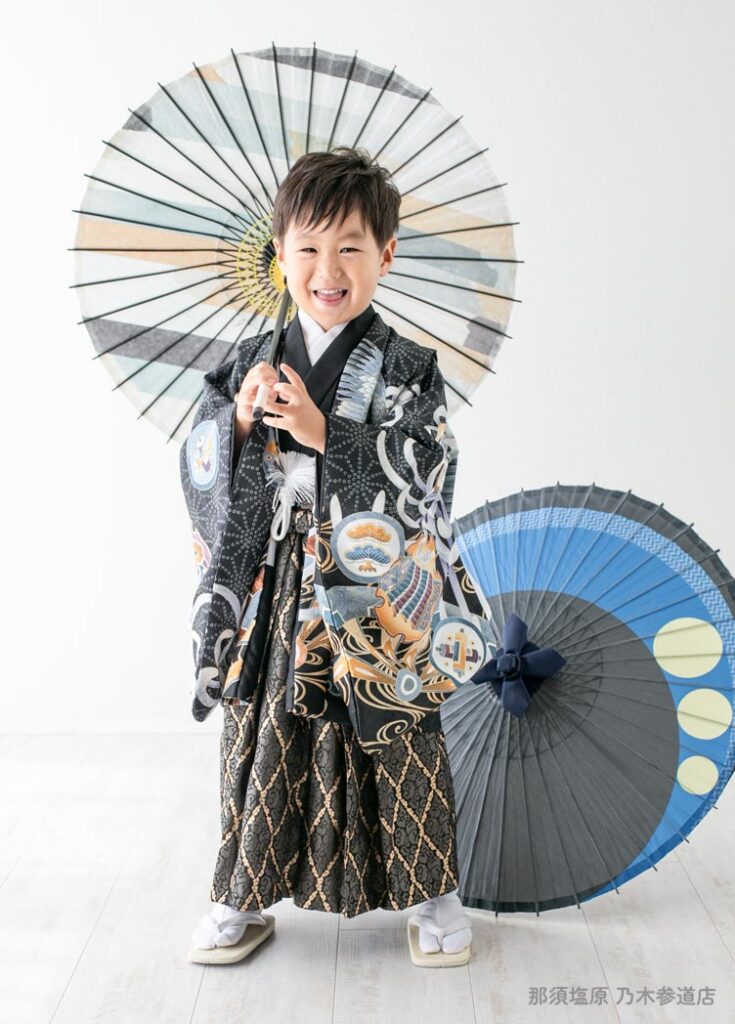 七五三５歳：黒の麻の葉柄のカッコイイ着た5才の男の子。