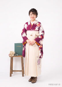エンジ色の菊模様に白い刺しゅう入りの袴を合わせた卒業袴コーディネート。