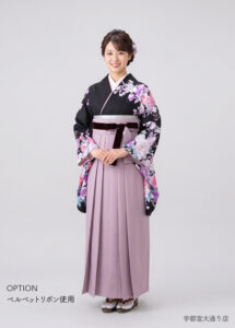 黒にピンクの花模様のシックな古典柄の着物にくすみピンクの袴を合わせた卒業袴コーディネート。