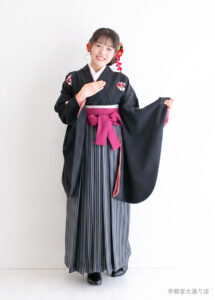 刺しゅう入りの黒い無地着物にストライプの袴を合わせたカッコイイ卒業袴コーデ。
