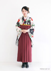 黒と赤の椿柄の着物にエンジの袴を合わせたオシャレでクラシカルな卒業袴コーディネート。
