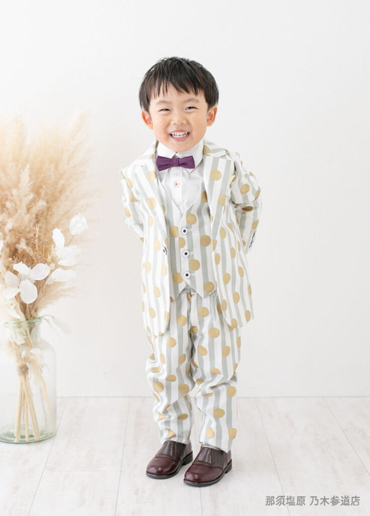 七五三３歳：ストライプにドット模様のスーツを着た3歳の男の子。